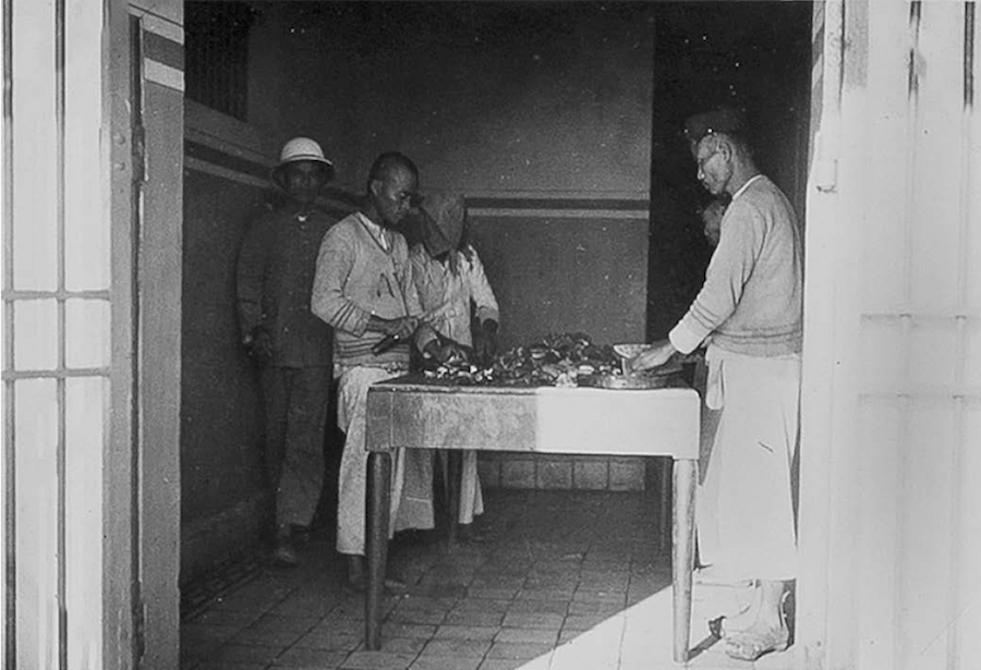 Patients helping with the preparation of meals at the Vôi asylum, Tonkin. Archives Nationales d’Outre Mer (Aix-en-Provence, France), “Assistance psychiatrique, Bac Giang (Asile de Voi),” ICO, 8 Fi-498